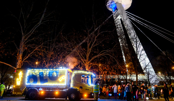 Fotka - Vianočné smetiarske auto OLO vyráža do ulíc Bratislavy aj tento rok