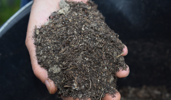 Fotka - Kompostová zemina pre Vaše kvety na cintoríne